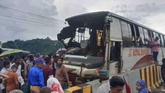 ফরিদপুরে দুই বাসের মুখোমুখি সংঘর্ষে নারীসহ নিহত-৩, আহত ১৫